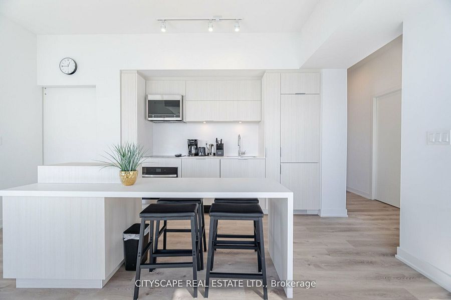 Beautiful Lake-Facing 2-Bed Condo for Lease